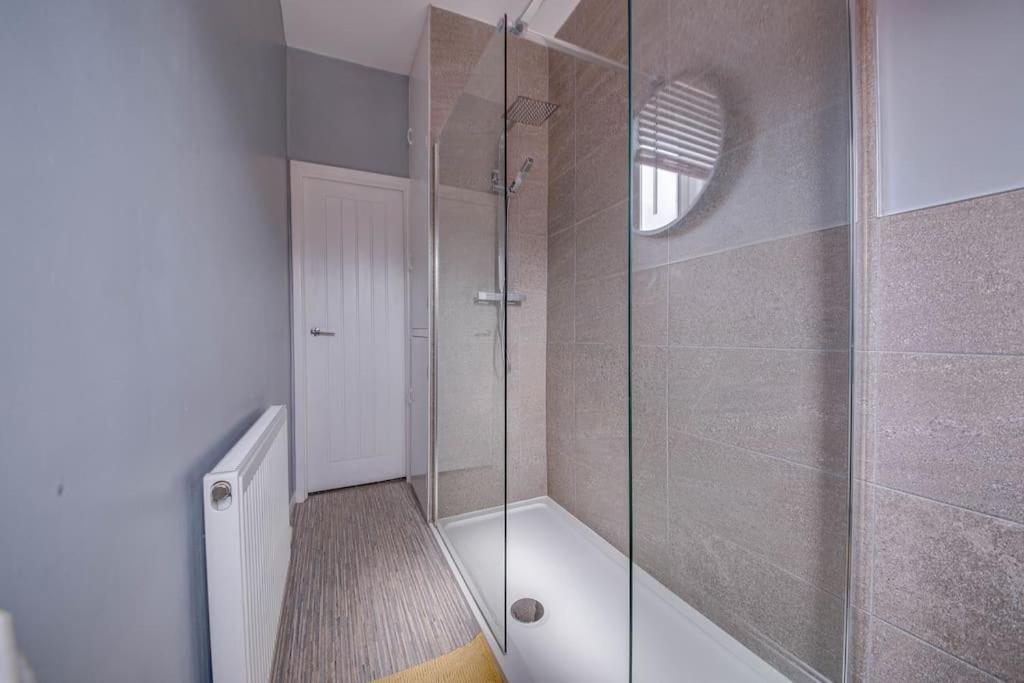 Glasswing Stays Liquorice Lodge Castleford Exterior foto